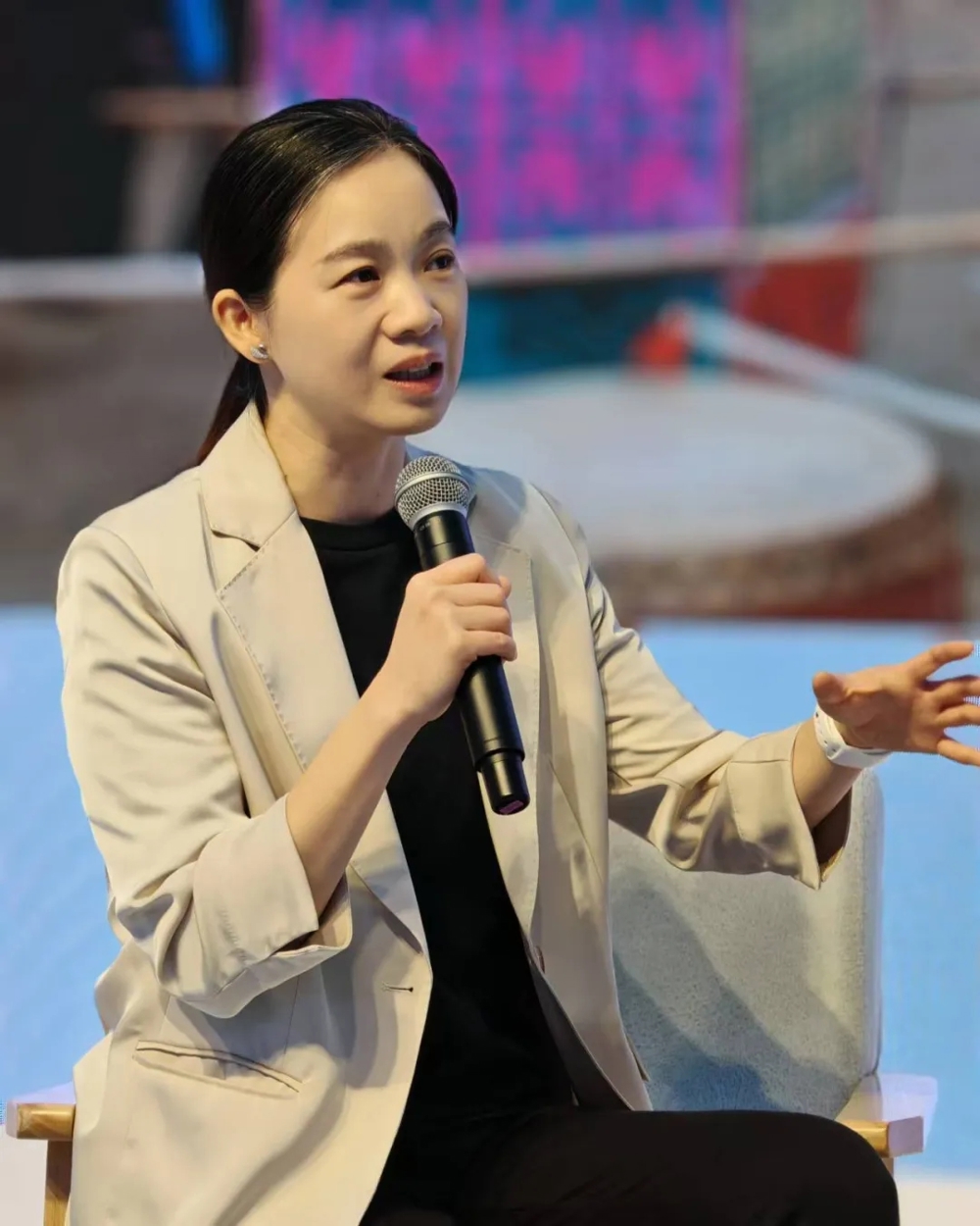 &nbsp;《诗文里的广西·岁时节庆》作者、中国社会科学院博士、中国社会科学院民族文学研究所副研究员李斯颖在活动现场