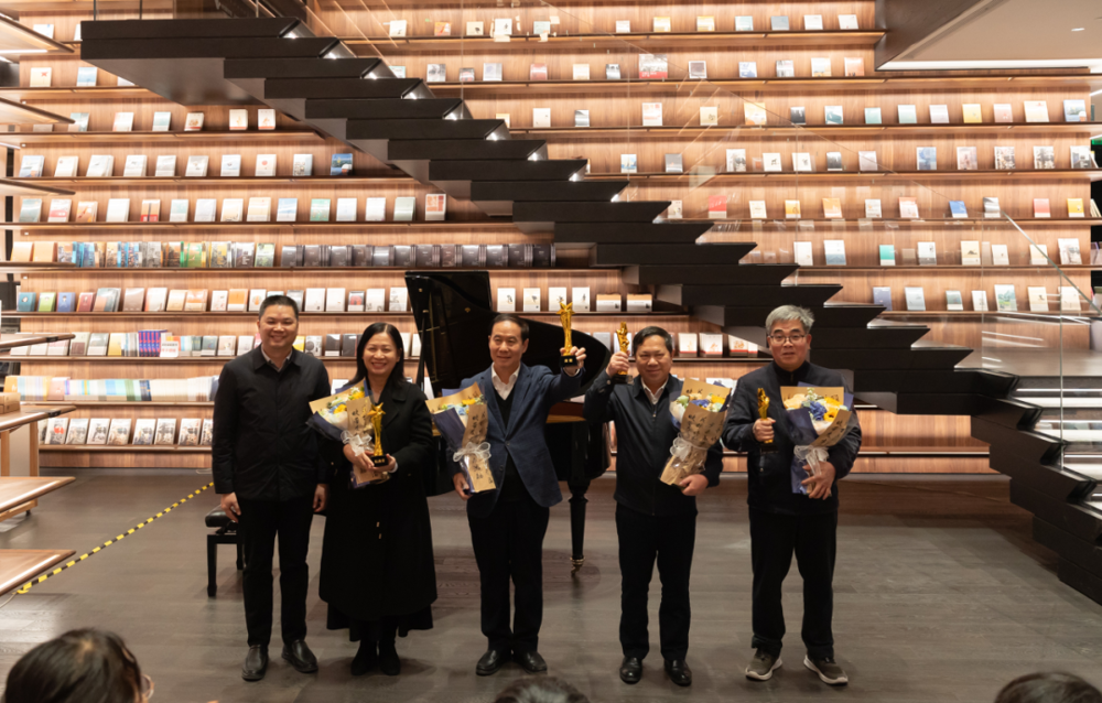 为出版前辈颁发纪念奖杯