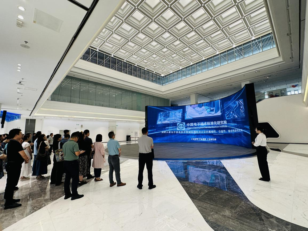 参观中国—东盟数字经济产业园